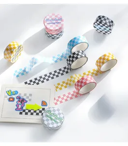 Detail von Washi-Tapes mit Karomuster in fünf Pastellfarben für DIY-Journaling
