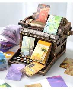 Vue macro de l'ornement machine à écrire vintage et de diverses cartes en papier d'art