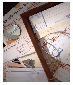 Dettaglio macro di carta ephemera vintage con design di biglietti antichi per scrapbooking