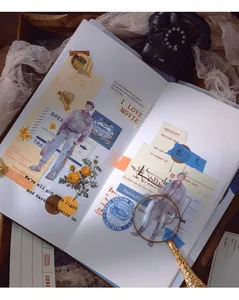 Dettaglio di adesivi vintage e illustrazioni floreali in un diario bianco