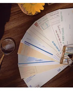 Dettaglio di foglietti vintage e design di carte d'imbarco su una scrivania di legno