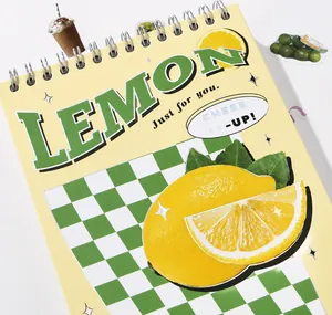 Detalle del cuaderno de espiral de limón con estampado plateado y cuadros verdes