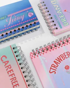 Detalle de cuadernos de espiral estilo macaron con encuadernación metálica de doble anilla