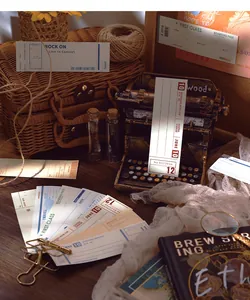 Dettagli macro di carte per scrapbooking vintage con biglietti aerei e concerti