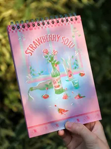 Detalle de agenda A5 de espiral con portada soju de fresa y acabado plateado