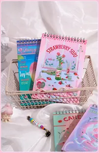 Colección de agendas de espiral de estilo coreano con ilustraciones en una cesta