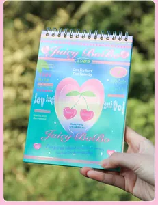 Detail eines Spiralnotizbuchs im Y2K-Stil mit rosa-blauem Farbverlauf-Coverdesign