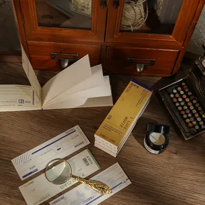 Blocco note vintage per biglietti e set di carta retrò su una scrivania di legno rustica