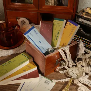 Blocchi note vintage retrò con temi di viaggio e musica su sfondo in legno antico