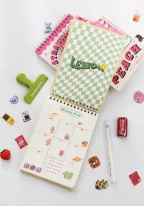Detalle macro del planificador semanal de espiral con limones y sección de notas