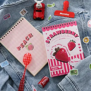 Spiralnotizbuch im Retro Frucht Design mit Pfirsich und Erdbeere auf Denim Hintergrund