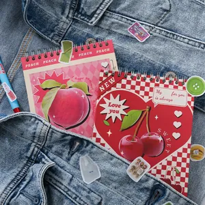 Spiralnotizbücher im Retro-Fruchtdesign mit Pfirsich- und Kirschmotiven in Jeanstasche