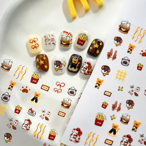 Detalle de lindas pegatinas coreanas para uñas con motivos de hamburguesas, perros y papas