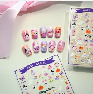 Detalle de pegatinas de Halloween y uñas postizas degradadas con motivos de fantasmas