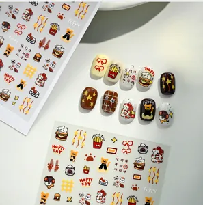 Detalle macro de pegatinas de uñas con motivos de cachorros, hamburguesas y papas fritas