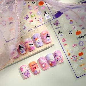 Pegatinas de Halloween para uñas con fantasmas y calabazas sobre base púrpura