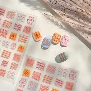 Details von Vintage-Strickmuster-Nagelstickern mit retro-kariertem Textur-Design