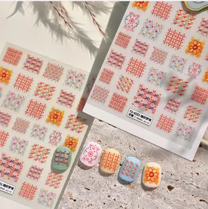 Detail von 3D-Präge-Nagelaufklebern TS4151 mit strukturierter Macaron-Optik
