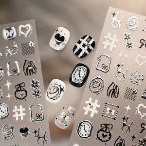 Silber geprägte Nageltattoos mit Vintage-Uhren, Schleifen und Sternen auf mattem Dekor