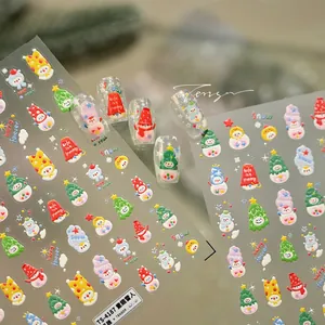 Macro des autocollants 3D pour ongles avec bonhommes de neige et motifs de Noël