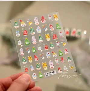Détail macro de stickers ongles 5D bonhomme de neige Noël avec texture et relief 3D