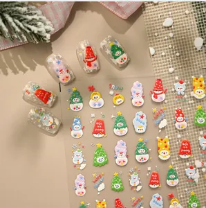 Détail d'autocollants 5D pour ongles de Noël avec bonhommes de neige et sapins en relief