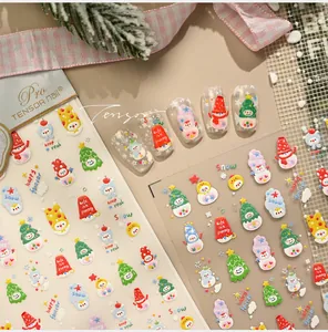 Détail de stickers à ongles 3D de Noël avec des bonshommes de neige et des sapins