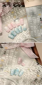 Détail de stickers nail art 3D en relief avec motifs de fleurs blanches et nœuds élégants
