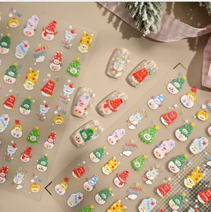 Détail macro de stickers ongles Noël 3D avec bonhommes de neige et sapins mignons