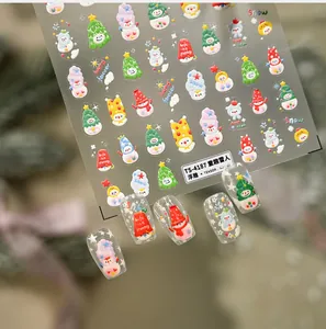 Gros plan d'autocollants 3D de Noël pour ongles avec des motifs de bonhomme de neige
