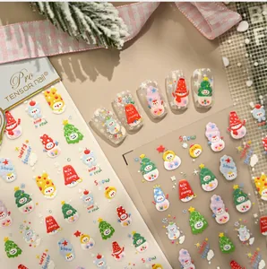 Détail de stickers 3D gaufrés pour ongles de Noël avec bonhomme de neige et sapin
