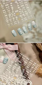 Détail d'autocollants 3D pour ongles avec nœuds traditionnels et rubans blancs