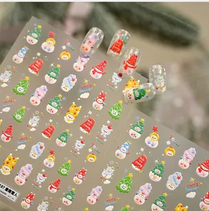 Détail d'autocollants 3D de Noël pour ongles avec bonhommes de neige et relief