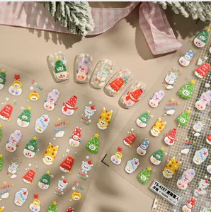 Gros plan de stickers 3D pour ongles de Noël avec motifs de bonhomme de neige