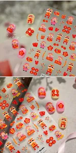 Dettaglio macro di adesivi per unghie 3D con motivi di danza del leone e capodanno cinese