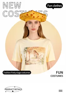 Détail du chapeau en forme de cheesecake et costume t-shirt imprimé pour spectacle sur scène