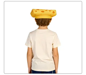 Vue arrière d'un enfant portant un chapeau en mousse jaune en forme de fromage pour fête