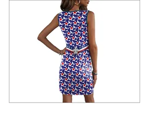 Détail de la robe sans manches montrant le dos avec des motifs d'étoiles rouges et bleues