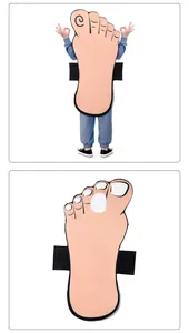 Détail d'un costume de pied géant avec sangles élastiques pour cosplay et fêtes amusantes