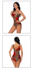 Detail van slim-fit badpak met tropische luipaard- en rode bloemenprint en open rugpand