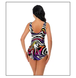 Détail du dos échancré en U sur ce maillot de bain une pièce à imprimé tourbillon