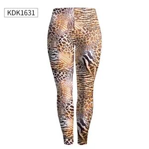 Detail von High-Waist-Leggings mit gemischten Leoparden Zebra und Goldkettendrucken