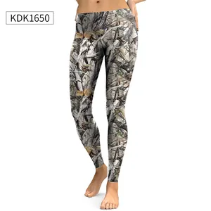Detail der High-Waist-Leggings mit realistischem Dschungel-Tarnmuster und Herbstlaub