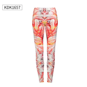 Detail der lebhaften rot-orangen Flammenmuster auf schlankmachenden Yoga-Leggings