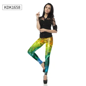 Detailansicht der figurbetonten Leggings mit Galaxie-Nebula-Print am Modell