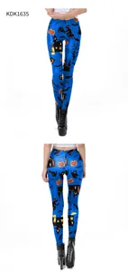 Details von Halloween-Leggings mit Kürbis- und Hexenmustern auf hellblauem Stoff
