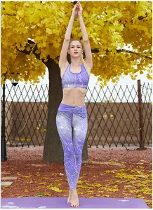 Detalle del conjunto de yoga morado con estampado de hojas, leggings y sujetador deportivo