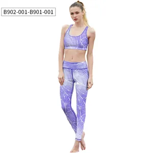 Detalle de conjunto de yoga morado con patrón de vetas y costuras planas de alta calidad