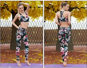 Buitenaanzicht van de bloemige sporttop en legging op een yogamat in een parksetting