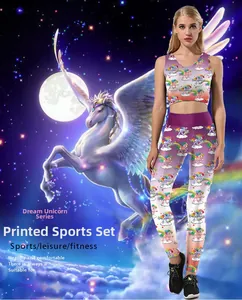 Détail de l'imprimé licorne et arc-en-ciel sur ensemble de yoga dégradé violet